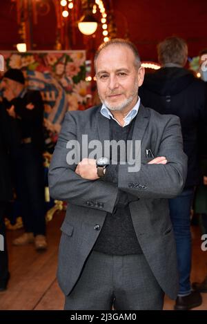 Köln, Deutschland. 07. April 2022. Schauspieler Erdogan Atalay kommt zur Kölner Premiere des Circus Theatre Roncalli Credit: Horst Galuschka/dpa/Alamy Live News Stockfoto