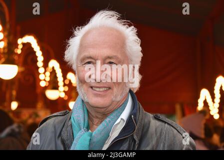 Köln, Deutschland. 07. April 2022. Der Musiker Hannes schöner kommt zur Kölner Premiere des Zirkus-Theaters Roncalli Credit: Horst Galuschka/dpa/Alamy Live News Stockfoto