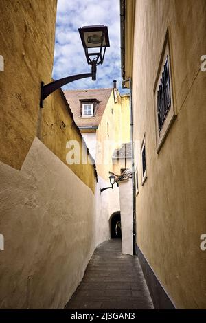 Enge Wege in der Altstadt von Sibiu, Rumänien Stockfoto