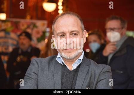 Köln, Deutschland. 07. April 2022. Schauspieler Erdogan Atalay kommt zur Kölner Premiere des Circus Theatre Roncalli Credit: Horst Galuschka/dpa/Alamy Live News Stockfoto