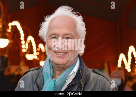 Köln, Deutschland. 07. April 2022. Der Musiker Hannes schöner kommt zur Kölner Premiere des Zirkus-Theaters Roncalli Credit: Horst Galuschka/dpa/Alamy Live News Stockfoto