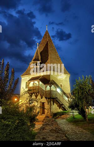 Sighisoara Bootmakers Turm der mittelalterlichen befestigten Stadt bei Nacht, Rumänien Stockfoto