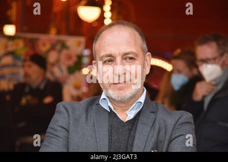 Köln, Deutschland. 07. April 2022. Schauspieler Erdogan Atalay kommt zur Kölner Premiere des Circus Theatre Roncalli Credit: Horst Galuschka/dpa/Alamy Live News Stockfoto