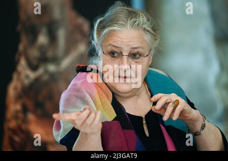 08. April 2022, Sachsen-Anhalt, Halle (Saale): Anna Franziska Schwarzbach bei der Pressekonferenz zur Eröffnung ihrer Ausstellung. Bis zum 28. August 2022 sind die Arbeiten des Künstlers in einer Sonderausstellung im Kunstmuseum Moritzburg zu sehen. Die Werkschau 'Anna Franziska Schwarzbach' ist Teil der neuen Ausstellung 'Anna Franziska Schwarzbach und Franz Marc. Sculpture and Sculpture“, und zeigt einen Überblick über die künstlerische Arbeit einer der bedeutendsten zeitgenössischen Bildhauerinnen. Foto: Heiko Rebsch/dpa Stockfoto