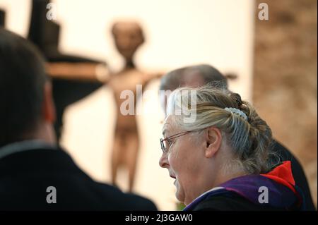 08. April 2022, Sachsen-Anhalt, Halle (Saale): Anna Franziska Schwarzbach bei der Pressekonferenz, bei der auch die einzige Skulptur ausgestellt wird, die sie zusammen mit ihrem Vater schuf. Bis zum 28,8.2022 sind die Arbeiten des Künstlers in einer Sonderausstellung im Kunstmuseum Moritzburg zu sehen. Die Werkschau 'Anna Franziska Schwarzbach' ist Teil der neuen Ausstellung 'Anna Franziska Schwarzbach und Franz Marc. Sculpture and Sculpture“, und zeigt einen Überblick über die künstlerische Arbeit einer der bedeutendsten zeitgenössischen Bildhauerinnen. Foto: Heiko Rebsch/dpa Stockfoto