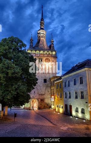 Sighisoara Uhrenturm in mittelalterlicher befestigter Stadt in der Dämmerung, Rumänien Stockfoto