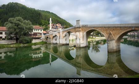 Alte Brücke im Dorf Konjic, Bosnien und Herzegowina Stockfoto