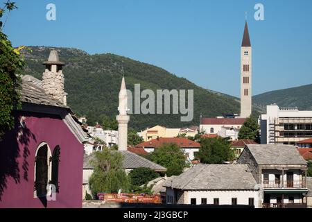 Minarett Nezir-Agina Moschee und Glockenturm Franziskanerkloster in Mostar, Bosnien und Herzegowina Stockfoto