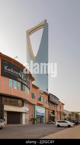 Riad, Saudi-Arabien, 1.. April 2022: Straßenbild von Riad, Olaya Street Stockfoto