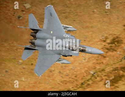 USAF F-15E Strike Eagle von RAF Lakenheath 48. F/W, 494. Fighter Squadron, die durch einen niedrigen Flugplatz im Lake District fahren Stockfoto