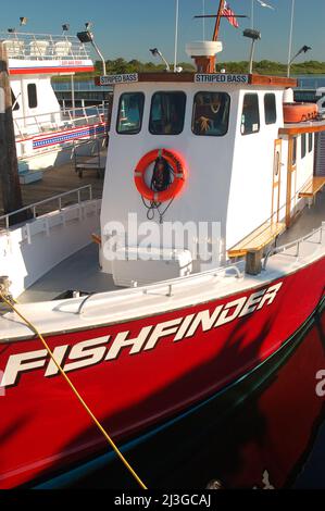 Ein Charterboot, passend Fishfinder genannt, ist an den Docks im Captree State Park in Babyloin, New York, angebunden Stockfoto