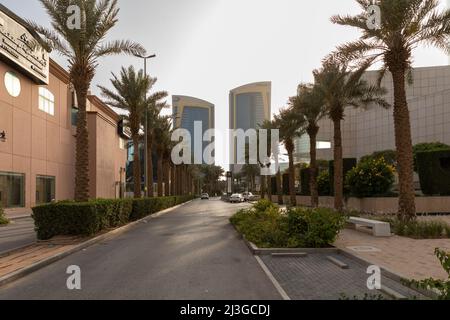 Riad, Saudi-Arabien, 1.. April 2022: Straßenbild von Riad, Olaya Street Stockfoto