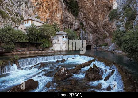 Blagaj Tekke (eine Sufi-Lodge) steht an der Quelle des Buna-Flusses, Bosnien und Herzegowina Stockfoto