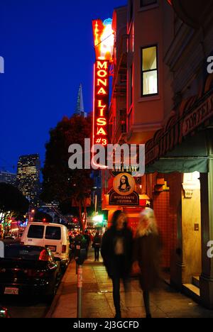 Die Menschen gehen gerne an den Restaurants und italienischen Cafés im North Beach-Viertel von San Francisco vorbei Stockfoto