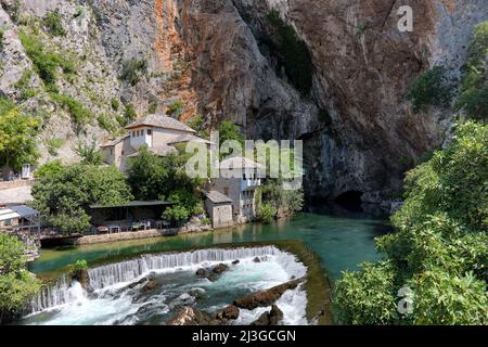 Blagaj Tekke (eine Sufi-Lodge) steht an der Quelle des Buna-Flusses, Bosnien und Herzegowina Stockfoto