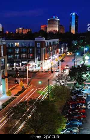 In der Abenddämmerung fährt der Verkehr durch das Geschäftsviertel von Lexington Kentucky Stockfoto