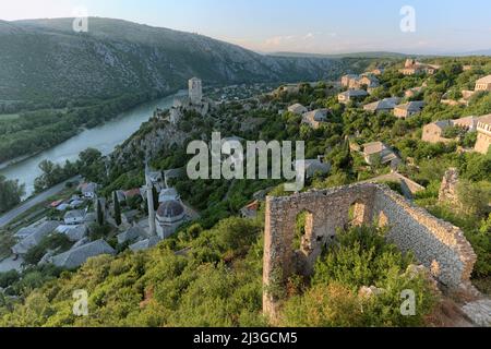 Hochansicht mittelalterliche befestigte Stadt Pocitelj, Bosnien und Herzegowina Stockfoto