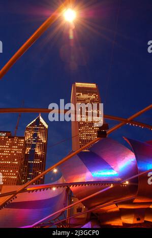 Die Skyline von Chicago durch die Bögen des Pritzger Theaters Stockfoto