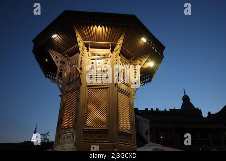 Sebilj hölzerner Brunnen im Zentrum des Bascarsija Platzes in Sarajevo bei Nacht, Bosnien und Herzegowina Stockfoto