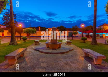 Nachtansicht des Hauptplatzes von Porto Covo in Portugal. Stockfoto