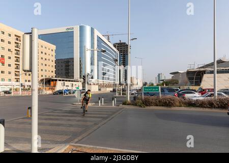 Riad, Saudi-Arabien, 1.. April 2022: Straßenbild von Riad, Olaya Street Stockfoto