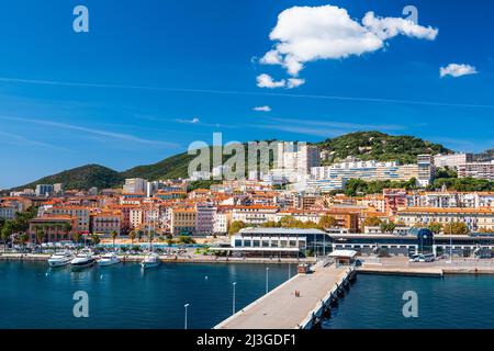 Ajacio, Korsika, Frankreich Küstenlandschaft am Hafen. Stockfoto