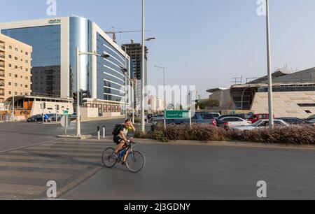 Riad, Saudi-Arabien, 1.. April 2022: Straßenbild von Riad, Olaya Street Stockfoto