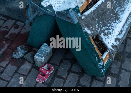 Kinderschuhe in den Ruinen, der Krieg Stockfoto