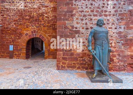 Statue des Königs Sancho I vor der Burg Silves in Portugal. Stockfoto