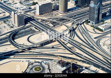 Dubai. VAE. Luftaufnahme vom Burj Khalifa. Autobahnkreuzung Stockfoto