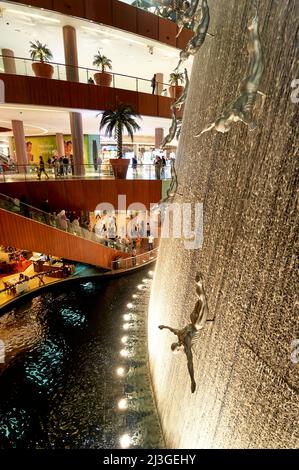 Dubai. VAE. Der Wasserfall in der Dubai Mall Stockfoto
