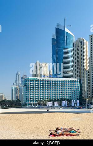 Dubai. VAE. Sonnenanbeter am Yachthafen von Dubai Stockfoto