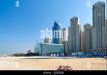 Dubai. VAE. Sonnenanbeter am Yachthafen von Dubai Stockfoto