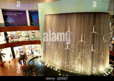 Dubai. VAE. Der Wasserfall in der Dubai Mall Stockfoto