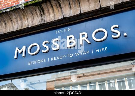 Kingston upon Thames London, Großbritannien, April 07 2022, Moss Bros Traditional Herren Outfitter Sign and Logo Close Up With No People Stockfoto