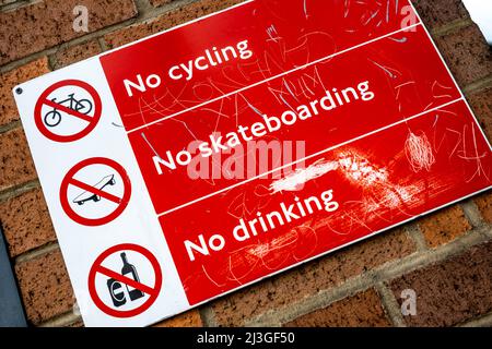 Kingston upon Thames London, Großbritannien, April 07 2022, Öffentliches Informationsschild Verbot von Fahrradfahren Skateboarding und Trinken ohne Menschen Stockfoto