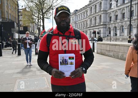 Downing Street, London, Großbritannien. 8. März 2022. Fast zweihundert nigrische Demonstranten gegen die britische Regierung stellen die Waffenlieferungen an die nigrischen Armeen ein und behaupten, die britische Regierung habe den Völkermord in Baifar verschwört. Die Demonstranten behaupten auch, dass die britische Regierung Völkermord begangen hat, um nigrische Gebiete und Ressourcen zu stehlen. Die Demonstranten von Baifar (IPOB) forderten ein Referendum für die Unabhängigkeit und die freie Entführung von Nnamdi Kanu durch die nigerianische Regierung. Kredit: Picture Capital/Alamy Live Nachrichten Stockfoto