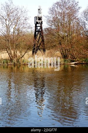 Ein Blick auf die offene Böllerentwässerungsmühle der Hobb's Drainage Pump am River Bure auf den Norfolk Broads in Horning, Norfolk, England, Vereinigtes Königreich. Stockfoto