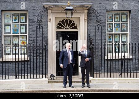 London, Großbritannien. 8. April 2022. Der Premierminister von Boris Johnson trifft den Bundeskanzler von Deutschland Olaf Scholz in Downing Street Credit: MARTIN DALTON/Alamy Live News Stockfoto