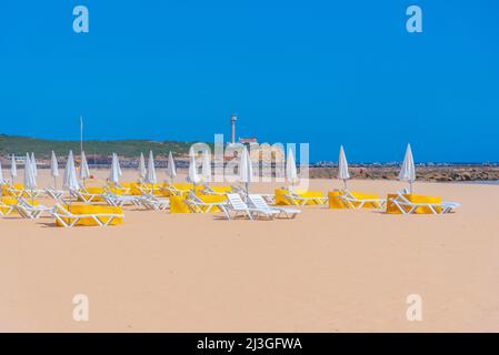 Sonnenliegen am Praia da Rocha in Portugal. Stockfoto