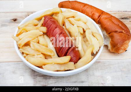 Traditionelles südafrikanisches Essen zum Mitnehmen oder auf der Straße, russische Wurst und Kartoffelchips Stockfoto