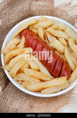 Traditionelles südafrikanisches Essen zum Mitnehmen oder auf der Straße, russische Wurst und Kartoffelchips Stockfoto