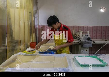 Ein Bäcker arbeitet am 7,2022. April an einer maryam-Brotproduktion in Bogor, West-Java, Indonesien. Maryam Brot oder Cane Brot sehr beliebtes Street Food in Südostasien. Ähnlich verhält es sich mit weißem Fladenbrot, aber mit mehr Schichten und Knusprigkeit, die während des muslimischen Fastenmonats Ramadan sehr gefragt sind. (Foto von Andi M Ridwan/INA Photo Agency/Sipa USA) Stockfoto