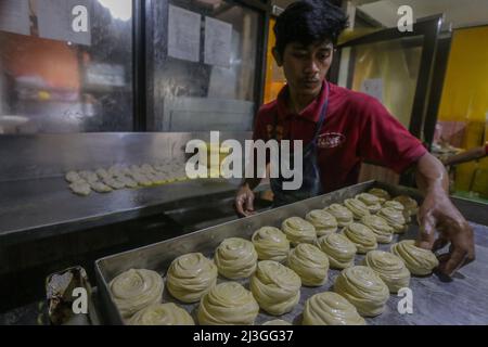 Ein Bäcker arbeitet am 7,2022. April an einer maryam-Brotproduktion in Bogor, West-Java, Indonesien. Maryam Brot oder Cane Brot sehr beliebtes Street Food in Südostasien. Ähnlich verhält es sich mit weißem Fladenbrot, aber mit mehr Schichten und Knusprigkeit, die während des muslimischen Fastenmonats Ramadan sehr gefragt sind. (Foto von Andi M Ridwan/INA Photo Agency/Sipa USA) Stockfoto