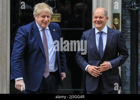 Westminster, London, Großbritannien. 08. April 2022. Der britische Premierminister Boris Johnson begrüßt heute den deutschen Bundeskanzler Olaf Scholz in der Downing Street zu Gesprächen über die Lage in der Ukraine sowie über internationale und bilaterale Themen. Kredit: Imageplotter/Alamy Live Nachrichten Stockfoto