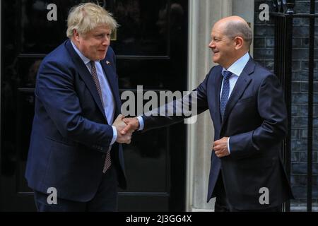 Westminster, London, Großbritannien. 08. April 2022. Der britische Premierminister Boris Johnson begrüßt heute den deutschen Bundeskanzler Olaf Scholz in der Downing Street zu Gesprächen über die Lage in der Ukraine sowie über internationale und bilaterale Themen. Kredit: Imageplotter/Alamy Live Nachrichten Stockfoto