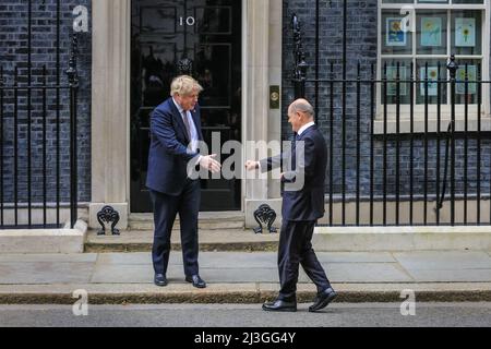 Westminster, London, Großbritannien. 08. April 2022. Der britische Premierminister Boris Johnson begrüßt heute den deutschen Bundeskanzler Olaf Scholz in der Downing Street zu Gesprächen über die Lage in der Ukraine sowie über internationale und bilaterale Themen. Kredit: Imageplotter/Alamy Live Nachrichten Stockfoto