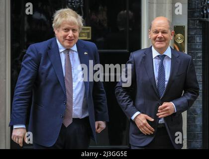 Westminster, London, Großbritannien. 08. April 2022. Der britische Premierminister Boris Johnson begrüßt heute den deutschen Bundeskanzler Olaf Scholz in der Downing Street zu Gesprächen über die Lage in der Ukraine sowie über internationale und bilaterale Themen. Kredit: Imageplotter/Alamy Live Nachrichten Stockfoto