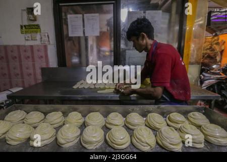 Bogor, Indonesien. 07. April 2022. Am 7. April 2022 arbeitet ein Bäcker an einer maryam-Brotproduktion in Bogor, West-Java, Indonesien. Maryam Brot oder Cane Brot sehr beliebtes Street Food in Südostasien. Ähnlich verhält es sich mit weißem Fladenbrot, aber mit mehr Schichten und Knusprigkeit, die während des muslimischen Fastenmonats Ramadan sehr gefragt sind. (Foto von Andi M Ridwan/INA Photo Agency/Sipa USA) Quelle: SIPA USA/Alamy Live News Stockfoto