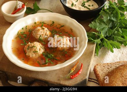 Suppe mit Fleischbällchen und Gemüse auf dem Tisch isoliert. Rumänische Küche. Speicherplatz kopieren. Direkt darüber. Stockfoto